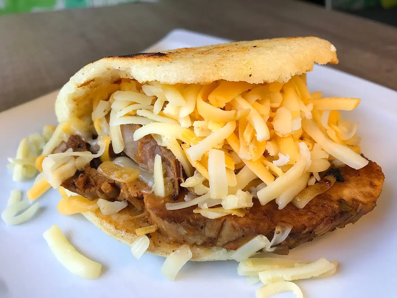 Arepa de pernil con queso amarillo: una delicia venezolana - Cuáles son los rellenos de arepas venezolanas arepa de pernil con queso amarillo - Cuáles son los rellenos de arepas venezolanas