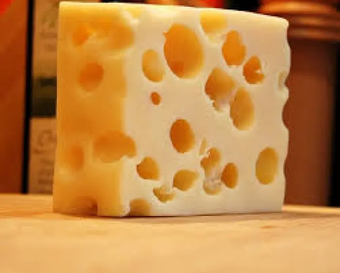 Queso con agujeros: una curiosidad del entorno del queso - Por qué el queso suizo tiene agujeros queso con agujeros - Por qué el queso suizo tiene agujeros