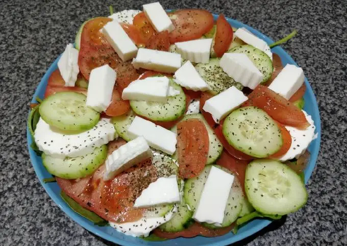 Ensalada de pepino y queso fresco: Una opción refrescante y saludable - Qué beneficios nos da el pepino ensalada de pepino y queso fresco - Qué beneficios nos da el pepino
