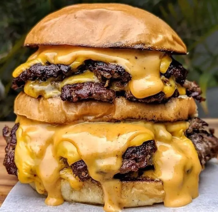 Hamburguesa con extra queso: la deliciosa opción para los amantes de los sabores intensos - Qué lleva la MC Extreme tres quesos hamburguesa con extra queso - Qué lleva la MC Extreme tres quesos