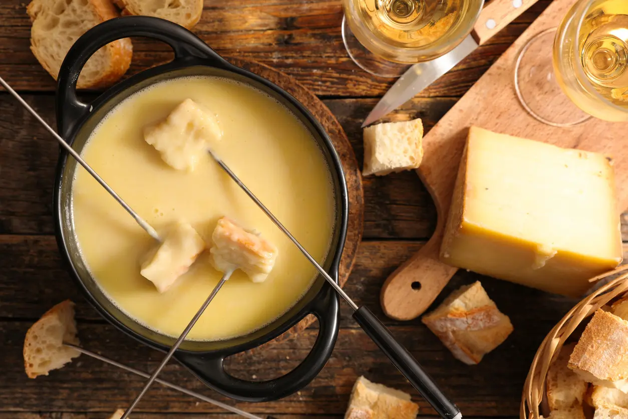 Con qué quesos se hace la fondue - Qué vino tomar con fondue de queso con que quesos se hace la fondue - Qué vino tomar con fondue de queso
